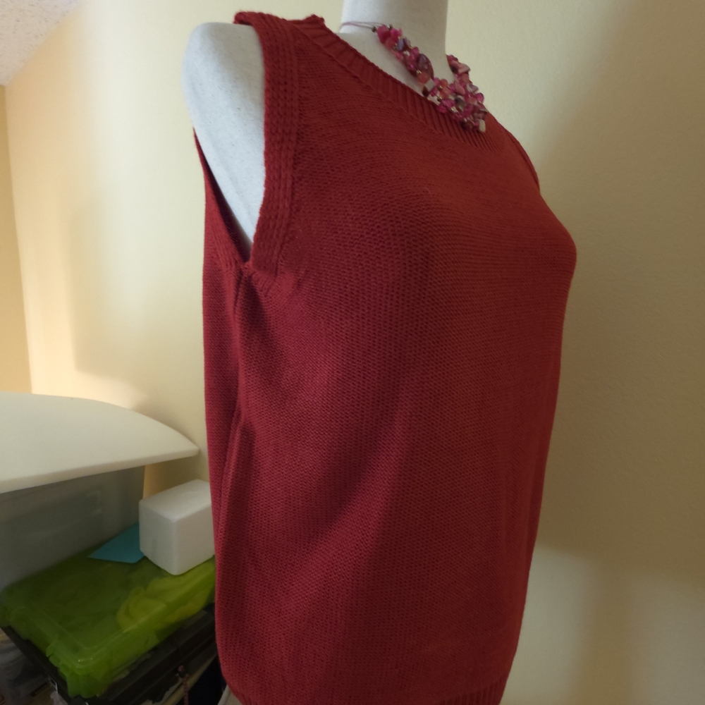 Chic Red Sleeveless Knit Top
